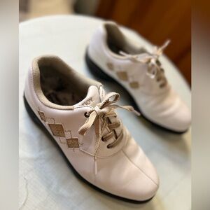 EUC FOOTJOY ARGYLE WHITE TAN WOMANS GOLF 6 1/2 comfort shoes spiked
